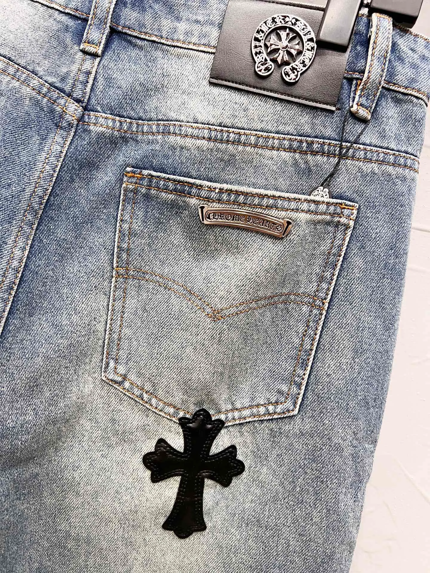P260 Style number: [M936] Chrome hearts & Chrome hearts 25ss black leather cross patch leather jeans Chrome hearts’ logging pants are here! ! ! CH Croix Heart Double Knee Cross Patch Leather Bo1 Style Logging Pants Straight-leg Work Pants B136 Croix Heart Cross Sanskrit Overalls Price 24W Level, patchwork cross pattern embellishment, high-waisted washed jeans! ! Absolutely high-end luxury products, 1.9W level god-level single products, super popular products, made by top heavy industry, not to be missed. About Zangyin, this is an extremely luxurious fashion brand, which can also be called the nobles of the high street. It has always been an exclusive brand of some hipsters or rich second generation. Compared with ordinary high streets, it is more luxurious and noble. Compared with luxury brands, it has a more fashionable personality and has always been a brand that I have a special liking for. Imported yarn is custom-woven into a high-density twill canvas, which ensures a crisp silhouette while also making the fabric feel very delicate. It follows the B01 classic silhouette, with a crisp and stylish upper body. The ready-made garments are stone-ground and fermented and can be matched with any style. Buttons and zinc brushing are washed with genuine YKK retro metal products. Double-layered canvas on the front. Perfect details. All hardware is perfect. Size: 30-32-34-36 Color: blue pants and black leather